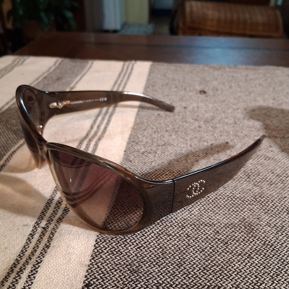 Chanel Stylish Brown Sunglasses - Picture 3 of 11